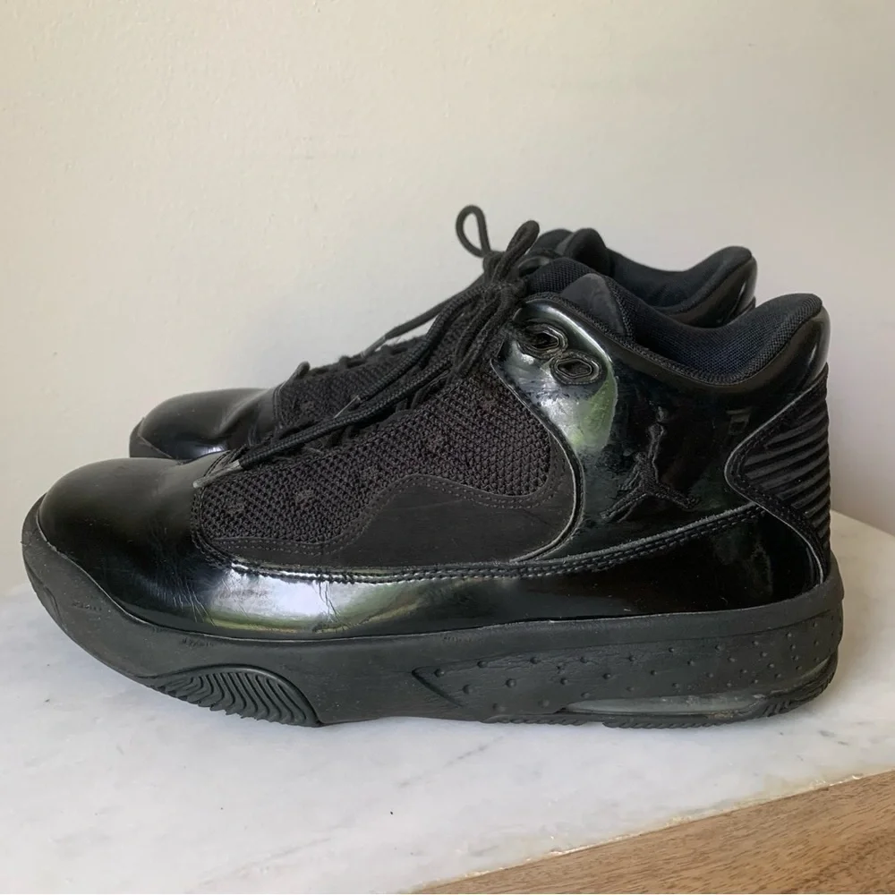 Jordan Max Aura 2 Men's Athletic Sneakers Air Jordan Black on Black 8.5